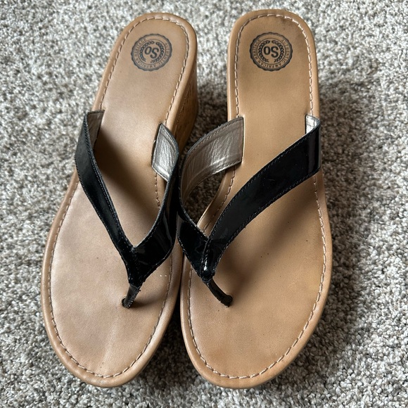 π€ 3/$30 ππ BLACK PATENT WEDGE SANDAL. SIZE 9.5. FAUX CORK. SO BRAND ππ - Picture 2 of 5
